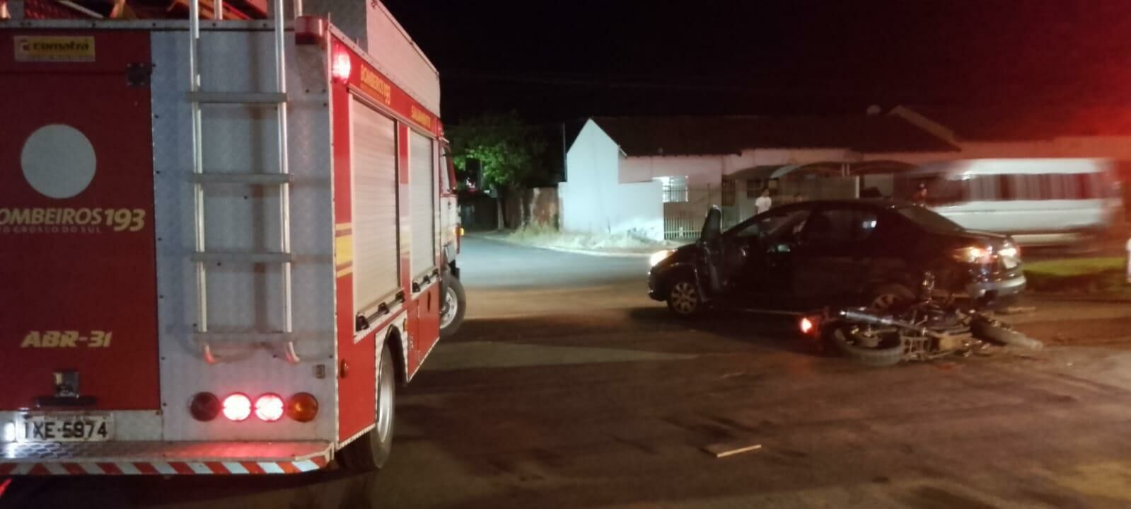 Imagem de compartilhamento para o artigo Carro atravessa preferencial e colisão deixa motociclista ferido em Chapadão do Sul da MS Todo dia